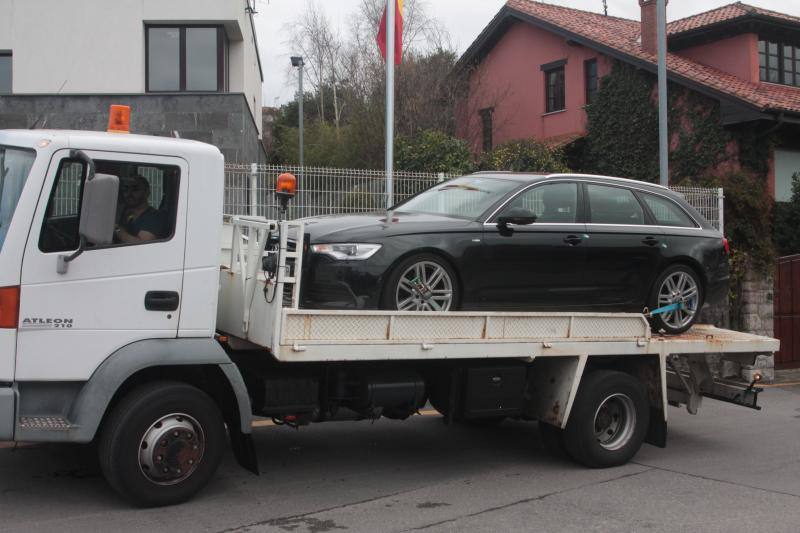 Momento en el que los agentes de la Guardia Civil hacen guardia en el domicilio, en la localidad vizcaína de Amorebieta-Echano, de uno de los hombres detenidos por su presunta implicación en el asesinato de Francisco Javier Ardines González, concejal de Izquierda Unida en Llanes