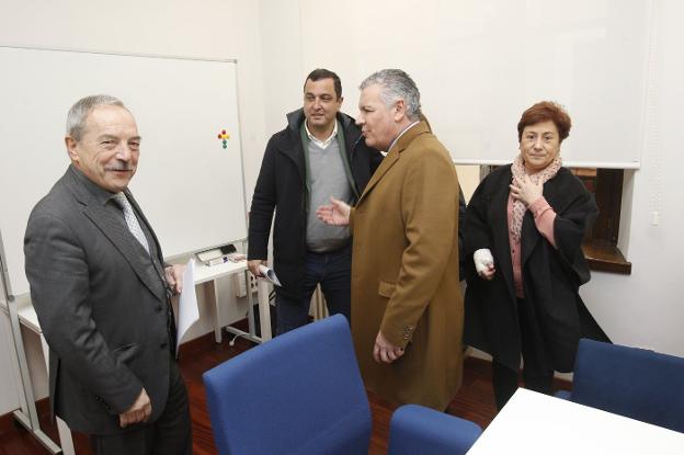 Wenceslao López, Ignacio del Río, Belarmino Feito y Carmen Moreno antes de la reunión. 