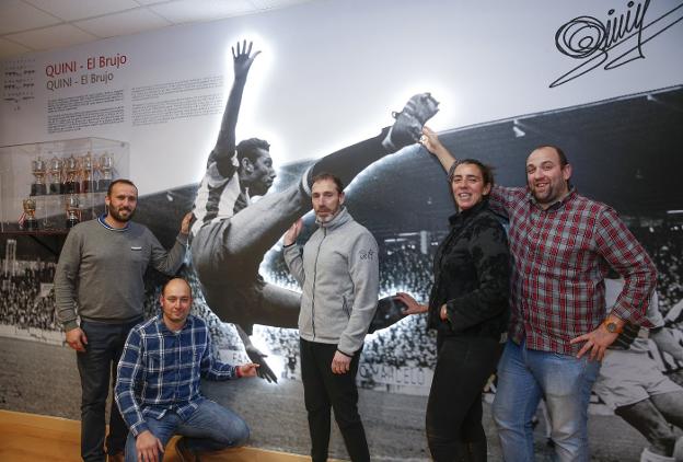 Falo Castro, en el centro, junto a sus sobrinos, los hijos de Quini (Óscar, Enrique, Lorena y Jorge), en la parte del museo de El Molinón dedicada a 'El Brujo'. 