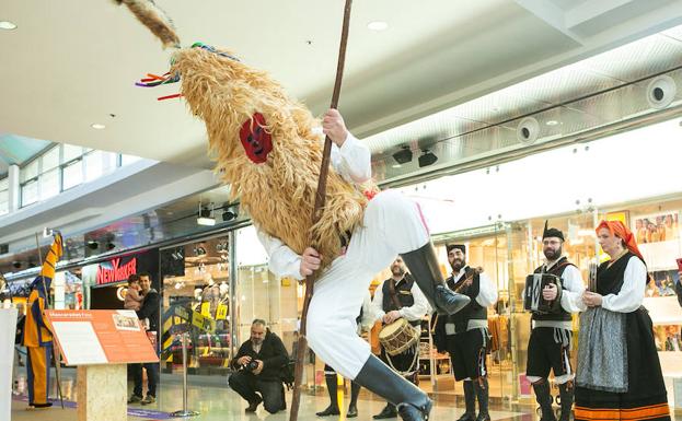 Intu acoge el mayor encuentro de mascaradas de invierno de Asturias