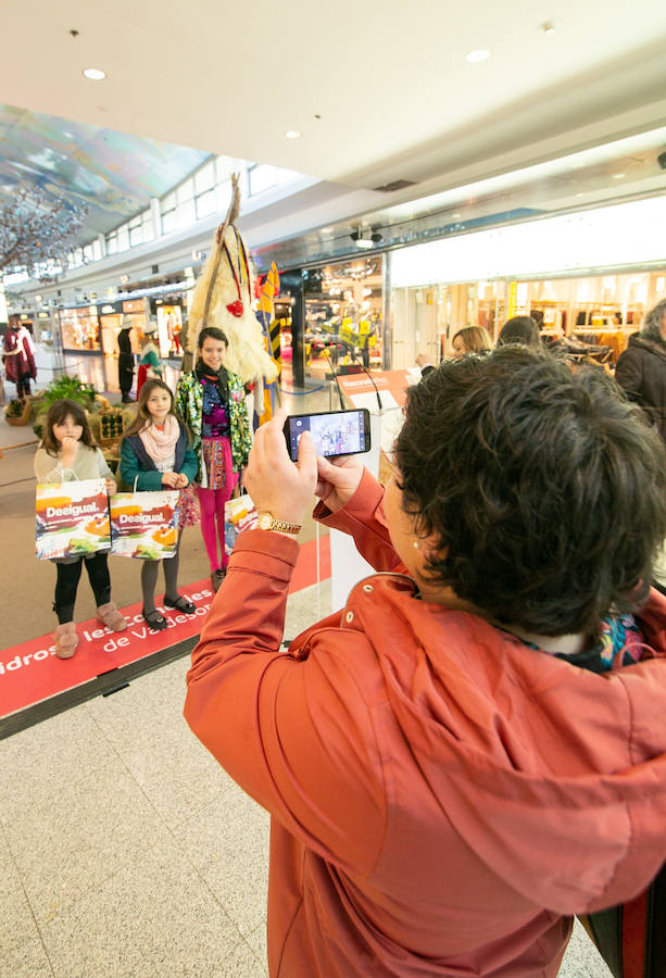 Los desfiles y las actuaciones de las mascaradas de invierno se sucederán en Intu Asturias hasta el 9 de marzo para preservar y difundir el patrimonio cultural y artístico de la región.