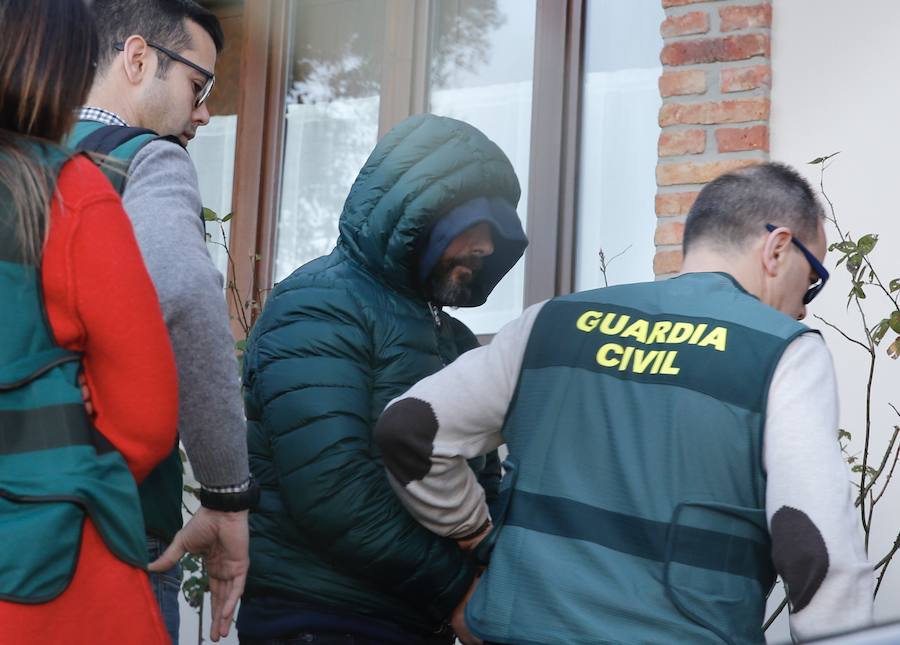 Los agentes de la Guardia Civil registran el domicilio del marido de la prima política del concejal de Llanes en Belmonte de Pría.