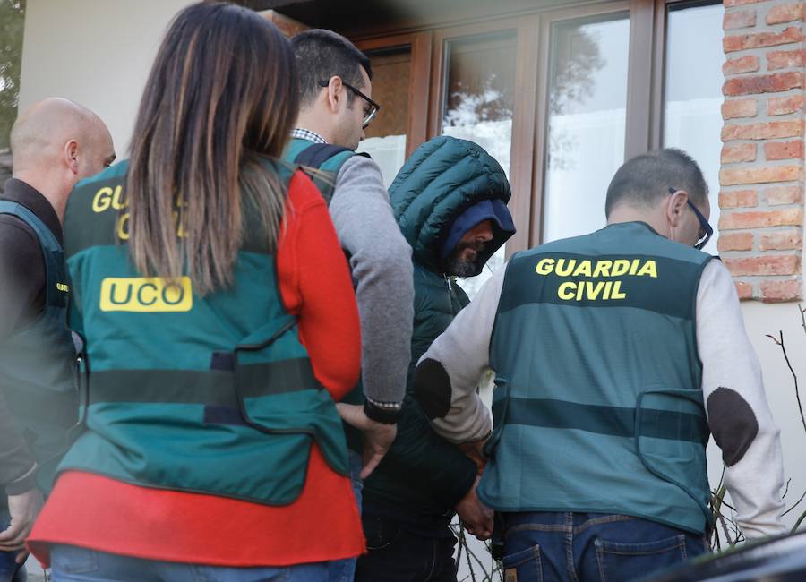 Los agentes de la Guardia Civil registran el domicilio del marido de la prima política del concejal de Llanes en Belmonte de Pría.