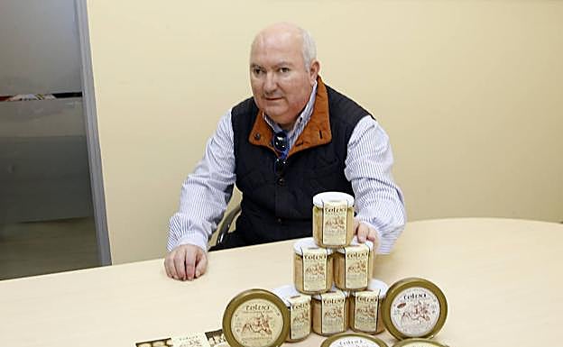 Roberto Canal Telva (Puerto de Lastres). Tienen anchoas, bonito del norte confitado, ventresca de bonito confitado, así como escabeche de caballa con pimientos piquillo y con pisto. Uno de sus más recientes logros fue sacar al mercado su receta de rollo de bonito, algo que su responsable hizo en el año 2004, tras un lustro de prueba-error. Cuando lo logró, por cierto, ya contaba con autoclave en sus instalaciones. Uno de sus trucos es que solo utiliza la tijera para cortar la cola, pues las espinas las quita a mano. Trabajan en función de la temporalidad.