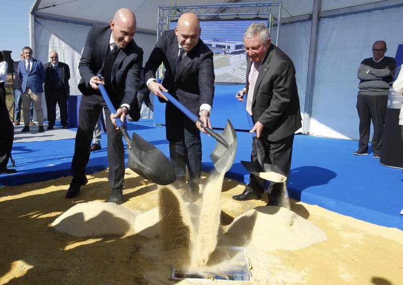 Ante la ostensible emoción de su presidente, Maximino Martínez, la Real Federación de Fútbol del Principado dio un paso más en su camino hacia su nueva ubicación este mediodía en Nuevo Roces. El máximo dirigente del fútbol español, Luis Rubiales, apadrinó junto al excentrocampista ovetense Pelayo Novo ese impulso para la mudanza a la futura casa del balompié en la región, en un acto que reunió a los presidentes del Sporting, Oviedo y Langreo, así como a varios dirigentes y técnicos de los clubes de la región, árbitros como el colegiado de Primera División Pablo González Fuertes y representantes de todos los grupos políticos.
