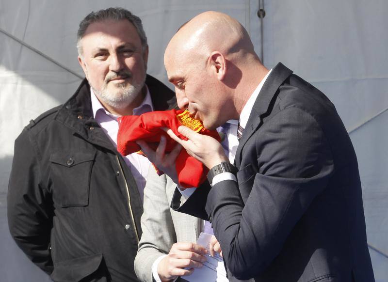 Ante la ostensible emoción de su presidente, Maximino Martínez, la Real Federación de Fútbol del Principado dio un paso más en su camino hacia su nueva ubicación este mediodía en Nuevo Roces. El máximo dirigente del fútbol español, Luis Rubiales, apadrinó junto al excentrocampista ovetense Pelayo Novo ese impulso para la mudanza a la futura casa del balompié en la región, en un acto que reunió a los presidentes del Sporting, Oviedo y Langreo, así como a varios dirigentes y técnicos de los clubes de la región, árbitros como el colegiado de Primera División Pablo González Fuertes y representantes de todos los grupos políticos.