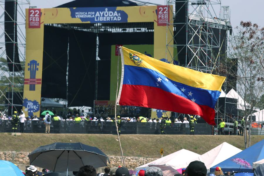 Miles de personas se reúnen en Cútcuta (Colombia), para el multitudinario concierto a favor del envío de ayuda humanitaria a Venezuela.