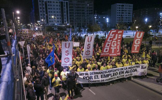 Trabajadores de Alcoa, apoyados por miles de ciudadanos, en la manifestación que tuvo lugar el 8 de noviembre en Avilés. 