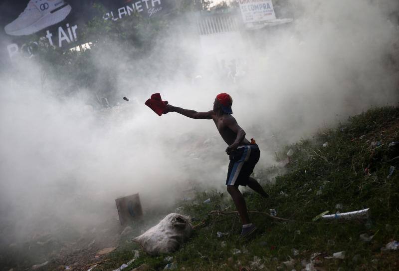 En Ureña, el caos se apoderó de la capital del municipio de Pedro María Ureña, donde el ejército se plantaba como un muro con sus escudos y lanzaba gases lacrimógenos a un numeroso grupo de voluntarios que pretendían llegar en un autobús a la frontera para recibir la caravana de alimentos. 