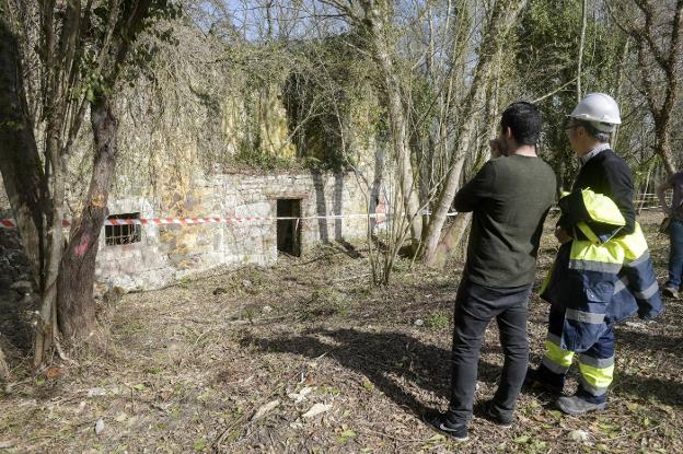 Rubén Rosón, con uno de los arquitectos, frente a la casona mariñana del siglo XVIII. 