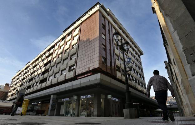 El edificio, conocido como 'los pisos colmena' de Salesas. 