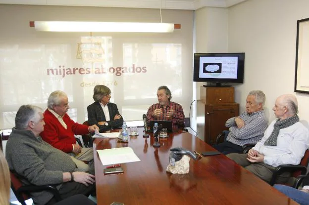 Alejandro López, tercero por la derecha, durante el Foro Mijares celebrado en Oviedo. 