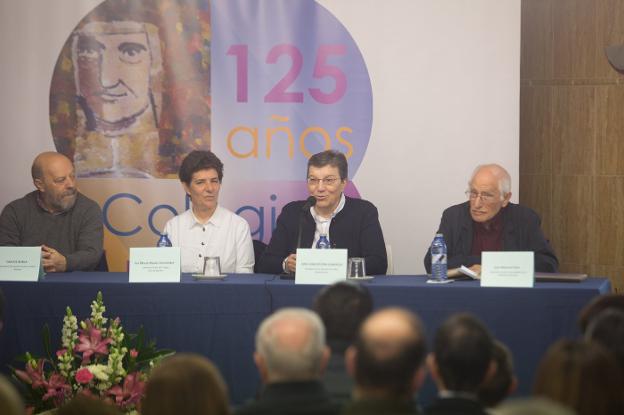 Mesa redonda celebrada ayer, con Feito a la derecha. 