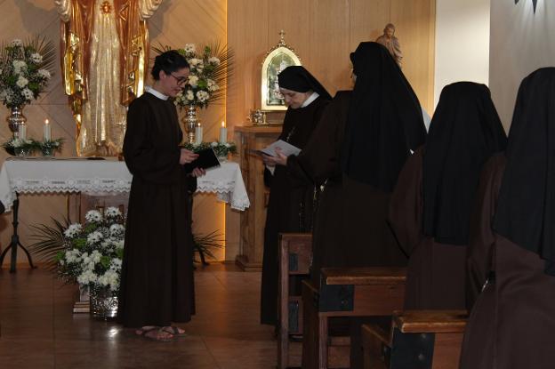 La hermana Covadonga de Jesús, durante la toma del hábito en la capilla de Valdediós. 