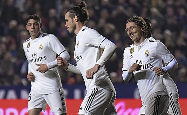 Gareth Bale celebra junto a sus compañeros el segundo gol del Madrid.