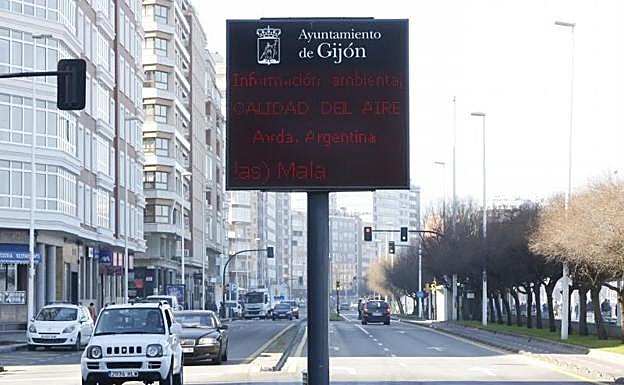 Un panel informa de la «mala» caldiad del aire en el centro de Gijón.