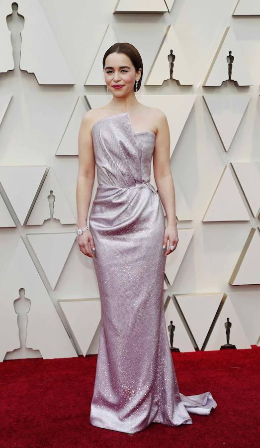 La protagonista de 'Juego de Tronos' Emilia Clarke, con un vestido de Balmain con silueta de inspiración sirena en lila metalizado.