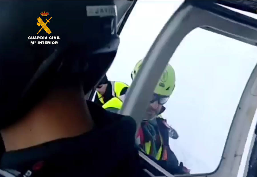 Un vecino de Arenas de Cabrales, Félix Moradiellos López, falleció ayer mientras practicaba esquí en solitario en la zona cántabra del Macizo Oriental de los Picos de Europa.