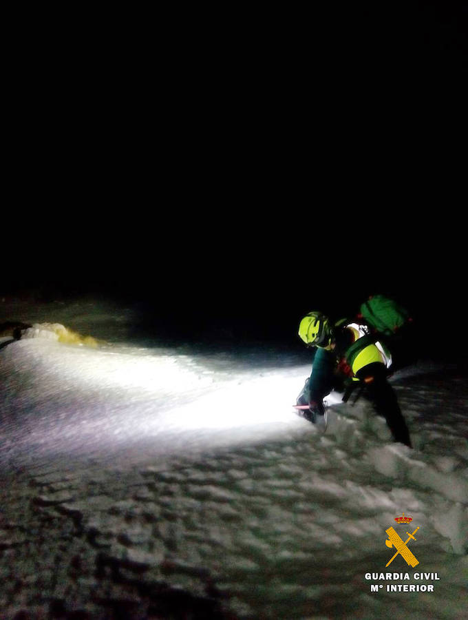 Un vecino de Arenas de Cabrales, Félix Moradiellos López, falleció ayer mientras practicaba esquí en solitario en la zona cántabra del Macizo Oriental de los Picos de Europa.