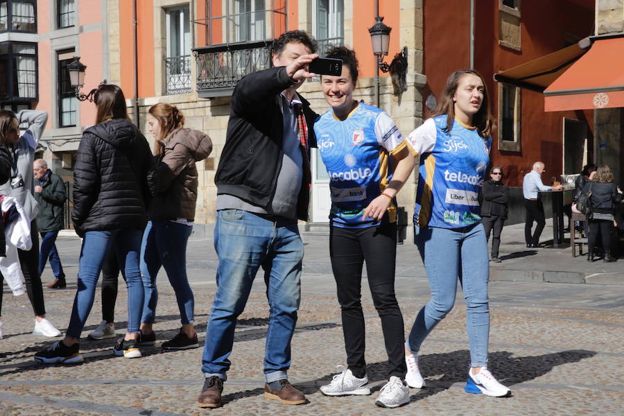 «Hemos ganado». Es el lema de la pancarta con la que representantes de todos los grupos políticos del Ayuntamiento de Gijón han recibido a las jugadoras del Telecable Gijón, flamantes ganadoras de la Copa de la Reina. Deportistas y concejales han celebrado el triunfo en el salón de plenos y han brindado por el brillante palmarés.