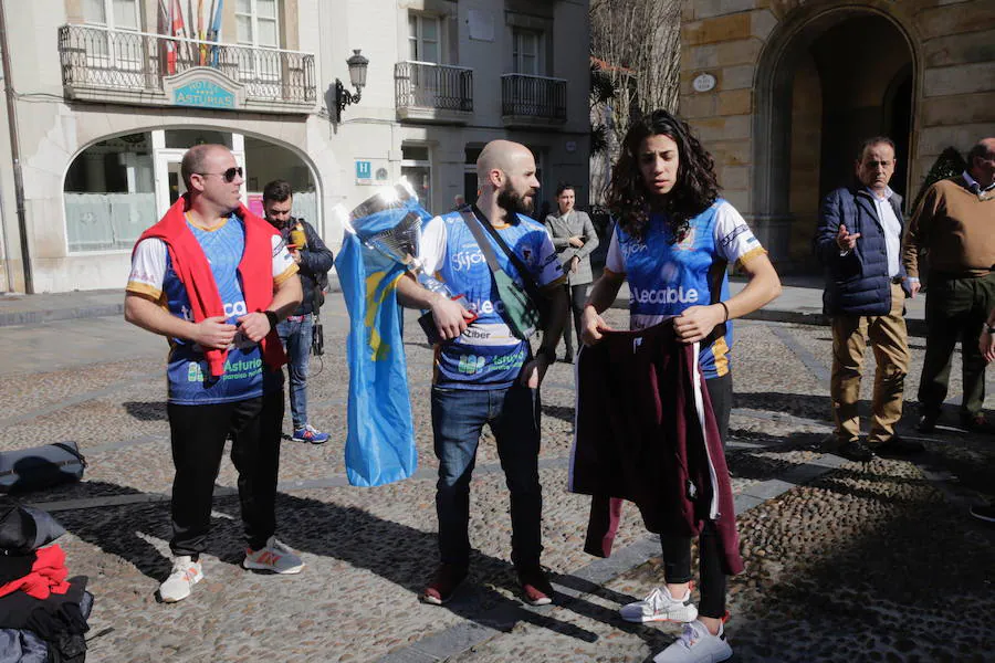 «Hemos ganado». Es el lema de la pancarta con la que representantes de todos los grupos políticos del Ayuntamiento de Gijón han recibido a las jugadoras del Telecable Gijón, flamantes ganadoras de la Copa de la Reina. Deportistas y concejales han celebrado el triunfo en el salón de plenos y han brindado por el brillante palmarés.