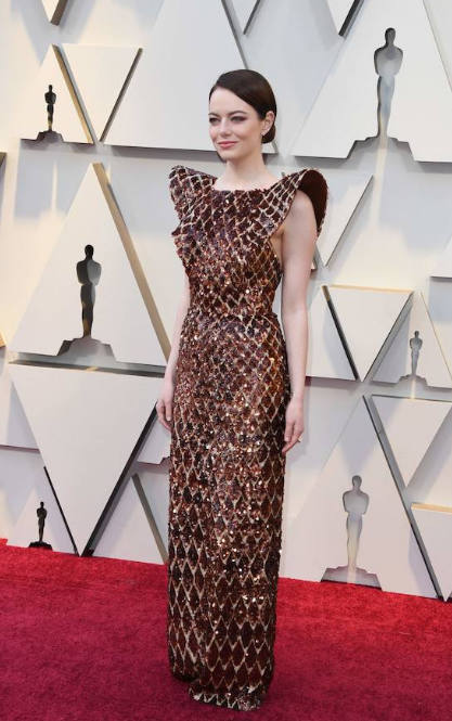 Sencilla y brillante. Así se presentó la actriz Emma Stone, que eligió un diseño de Louis Vuitton para la gala de los Oscar 2019.