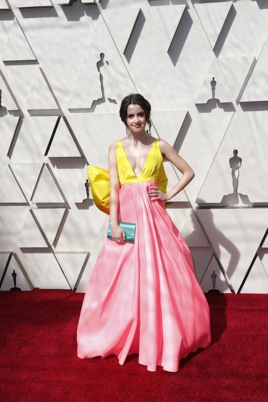 Laura Marano no acertó con la elección del vestido bicolor de Celia Kritharioti. 