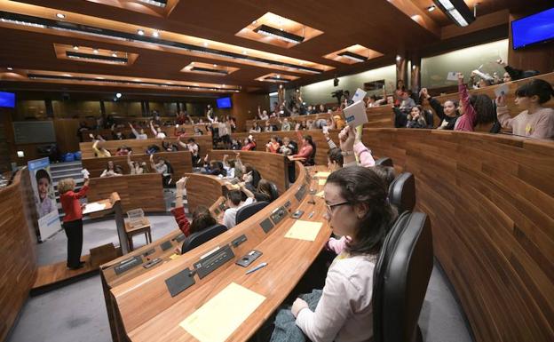 Los participantes en el Pleno infantil de la Junta General. 