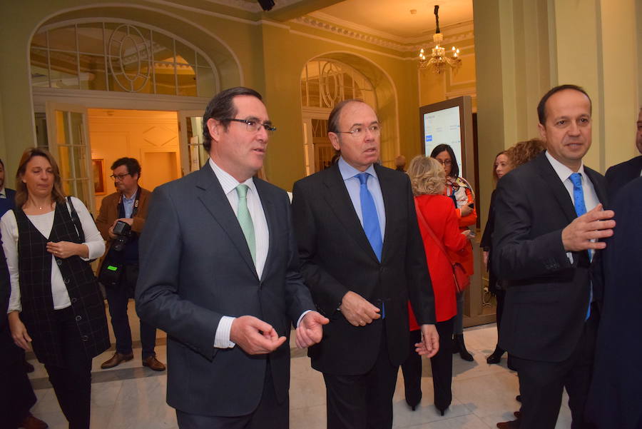 Representantes de la política, la empresa y la cultura de Asturias, Galicia y Castilla y León, con sus presidentes a la cabeza, han reclamado en Madrid, en un acto de Nueva Economía Fórum, la creación del Corredor Atlántico por «justicia y equilibrio» territorial