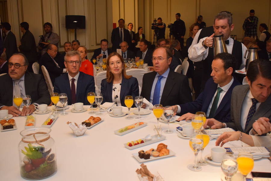 Representantes de la política, la empresa y la cultura de Asturias, Galicia y Castilla y León, con sus presidentes a la cabeza, han reclamado en Madrid, en un acto de Nueva Economía Fórum, la creación del Corredor Atlántico por «justicia y equilibrio» territorial