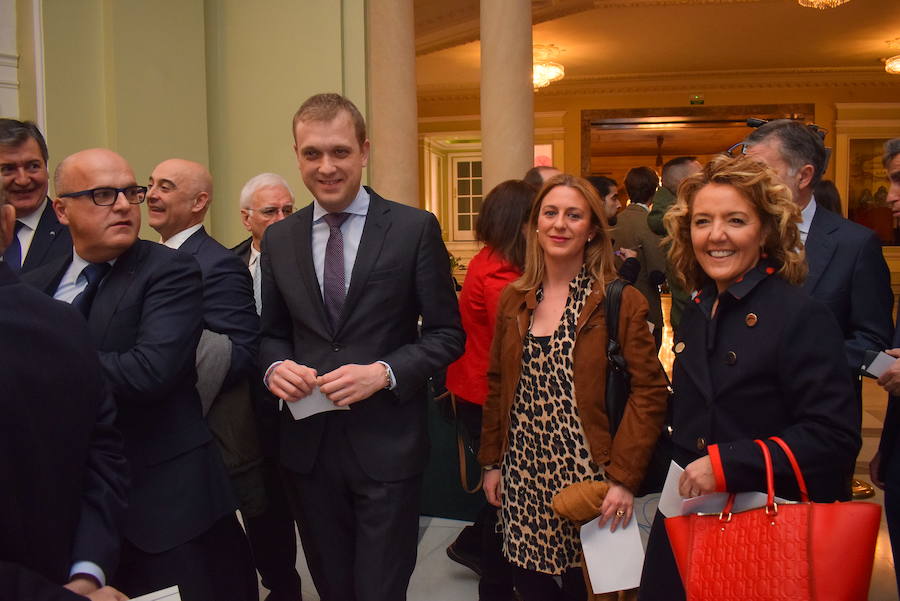 Representantes de la política, la empresa y la cultura de Asturias, Galicia y Castilla y León, con sus presidentes a la cabeza, han reclamado en Madrid, en un acto de Nueva Economía Fórum, la creación del Corredor Atlántico por «justicia y equilibrio» territorial