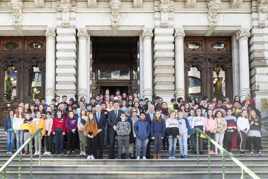 Sesenta alumnos Educación Infantil y Primaria de los colegios Lorenzo Novo Mier y Veneranda Manzano de Oviedo han participado en un Pleno en la Junta General en el que han reflexionado sobre la igualdad. La iniciativa forma parte del programa 'Abraza tus valores' de Aldeas Infantiles SOS.