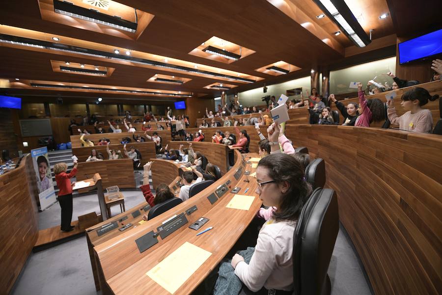 Sesenta alumnos Educación Infantil y Primaria de los colegios Lorenzo Novo Mier y Veneranda Manzano de Oviedo han participado en un Pleno en la Junta General en el que han reflexionado sobre la igualdad. La iniciativa forma parte del programa 'Abraza tus valores' de Aldeas Infantiles SOS.