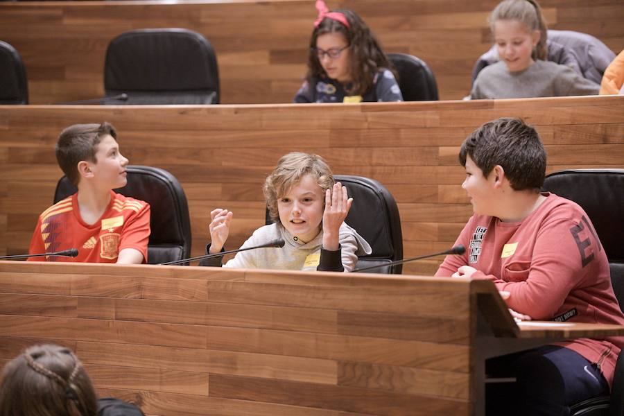 Sesenta alumnos Educación Infantil y Primaria de los colegios Lorenzo Novo Mier y Veneranda Manzano de Oviedo han participado en un Pleno en la Junta General en el que han reflexionado sobre la igualdad. La iniciativa forma parte del programa 'Abraza tus valores' de Aldeas Infantiles SOS.