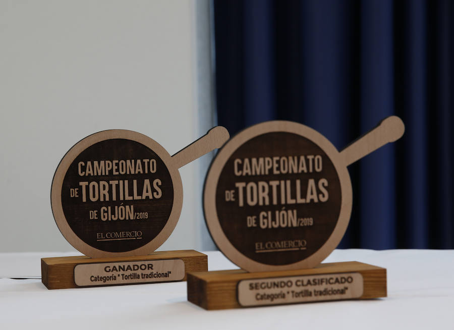 El concurso de tortilllas de EL COMERCIO ya tiene los ganadores de esta última edición. Café Ronaike se lleva el primer premio en la categoría de Tortilla tradicional' y cafetería Europa es el ganador de la 'Tortilla con'