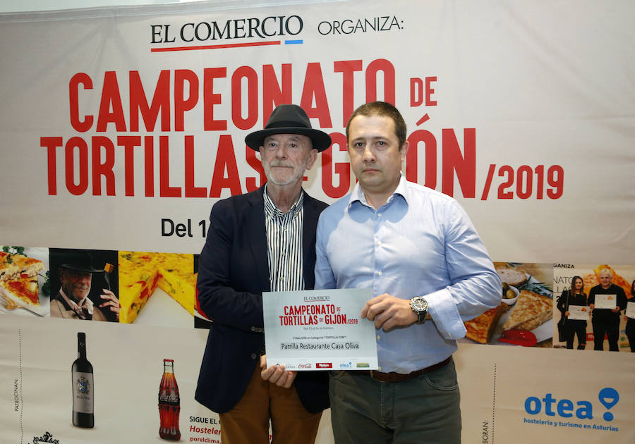 El concurso de tortilllas de EL COMERCIO ya tiene los ganadores de esta última edición. Café Ronaike se lleva el primer premio en la categoría de Tortilla tradicional' y cafetería Europa es el ganador de la 'Tortilla con'