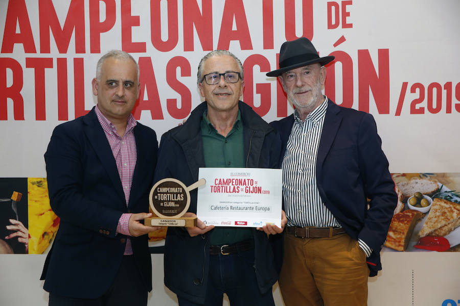 El concurso de tortilllas de EL COMERCIO ya tiene los ganadores de esta última edición. Café Ronaike se lleva el primer premio en la categoría de Tortilla tradicional' y cafetería Europa es el ganador de la 'Tortilla con'