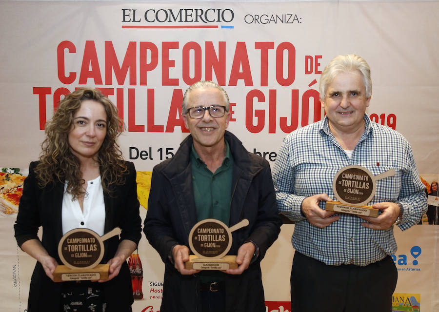El concurso de tortilllas de EL COMERCIO ya tiene los ganadores de esta última edición. Café Ronaike se lleva el primer premio en la categoría de Tortilla tradicional' y cafetería Europa es el ganador de la 'Tortilla con'