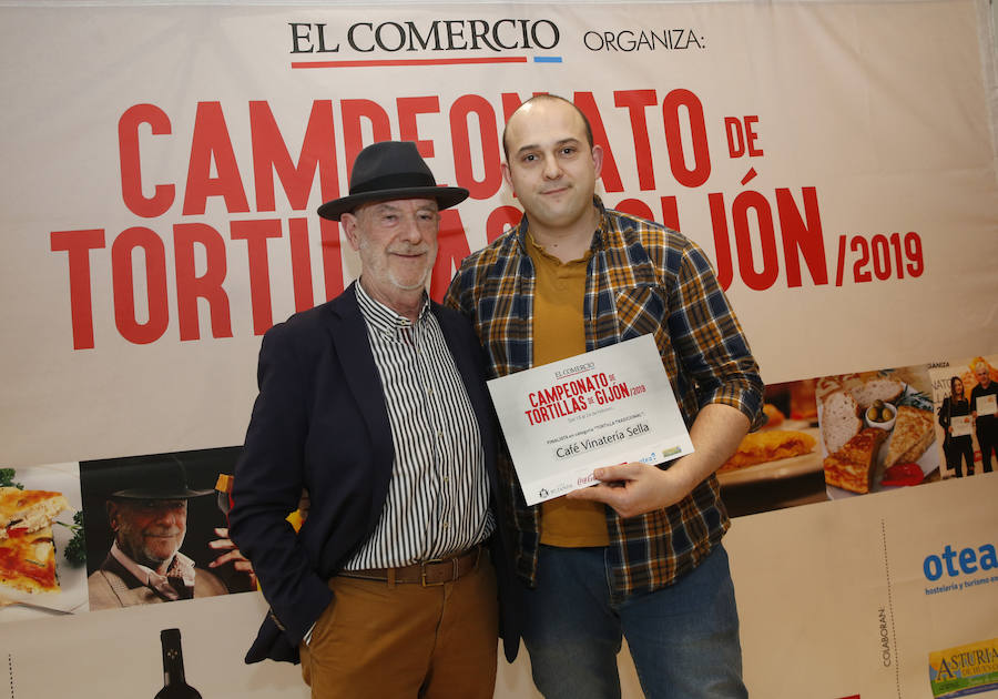 El concurso de tortilllas de EL COMERCIO ya tiene los ganadores de esta última edición. Café Ronaike se lleva el primer premio en la categoría de Tortilla tradicional' y cafetería Europa es el ganador de la 'Tortilla con'