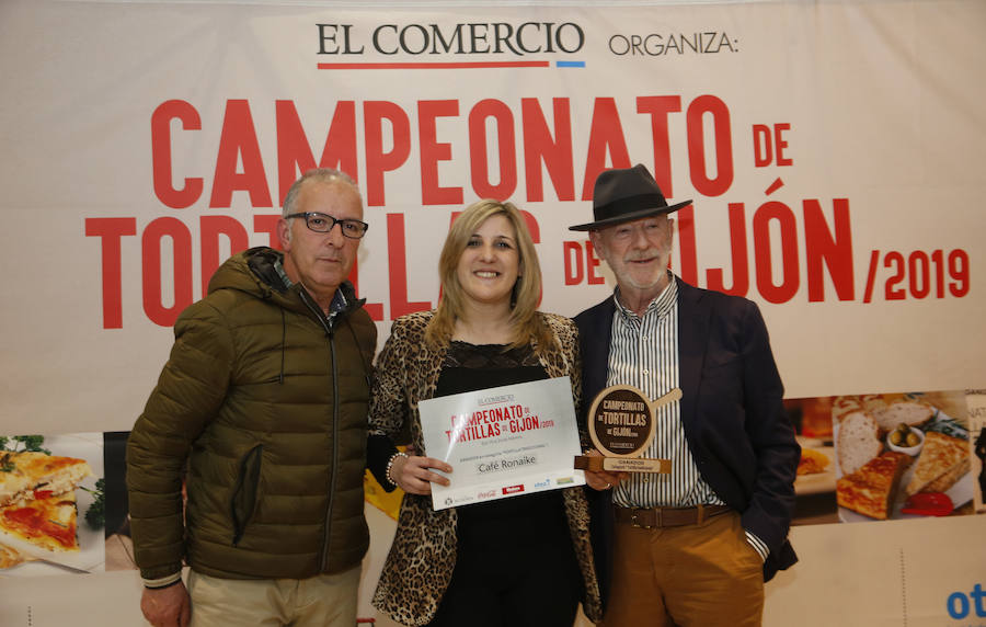El concurso de tortilllas de EL COMERCIO ya tiene los ganadores de esta última edición. Café Ronaike se lleva el primer premio en la categoría de Tortilla tradicional' y cafetería Europa es el ganador de la 'Tortilla con'