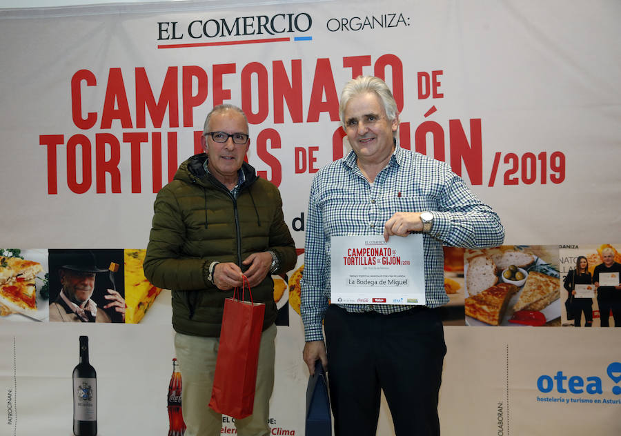 El concurso de tortilllas de EL COMERCIO ya tiene los ganadores de esta última edición. Café Ronaike se lleva el primer premio en la categoría de Tortilla tradicional' y cafetería Europa es el ganador de la 'Tortilla con'