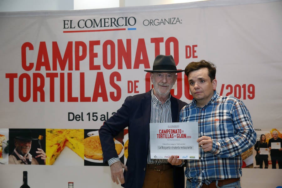 El concurso de tortilllas de EL COMERCIO ya tiene los ganadores de esta última edición. Café Ronaike se lleva el primer premio en la categoría de Tortilla tradicional' y cafetería Europa es el ganador de la 'Tortilla con'