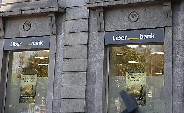 La fusión de Liberbank con Unicaja toma fuerza tras la renuncia de Abanca a lanzar una opa