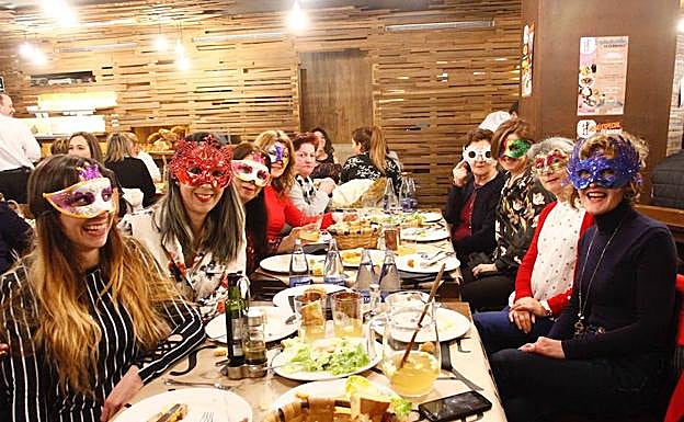 Un grupo de mujeres celebra la fiesta de les Comadres en Avilés. 