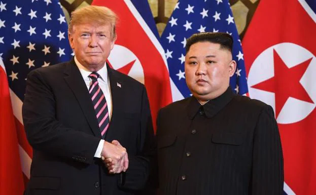 Donald Trump y Kim Jong Un se estrechan la mano.