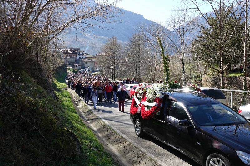 El joven, que falleció en un accidente de montaña, fue despedido por más de trescientas personas en Cabrales 