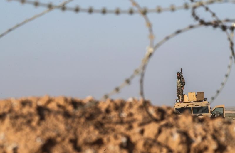 La guerra sigue sacudiendo Siria. La población del país convive día a día con los bombardeos y las pérdidas, materiales y humanas, que dejan tras de sí. La lucha en el último reducto del Estado Islámico en el país deja cientos de desplazados.