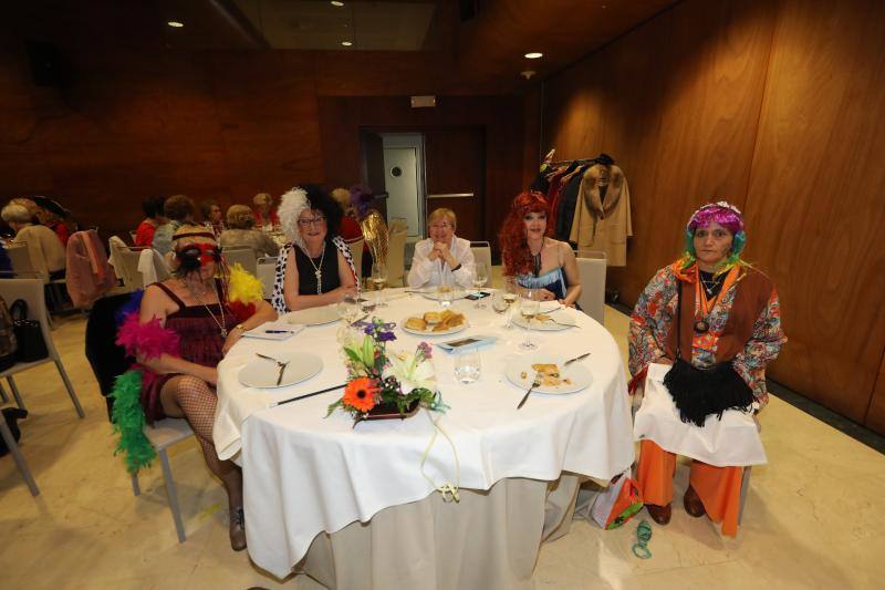 Los encuentros entre mujeres dominaron en la noche avilesina de Comadres.