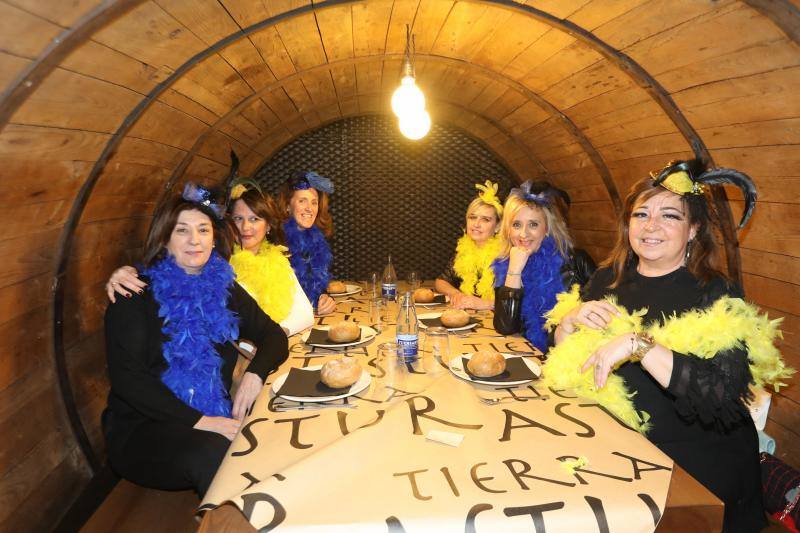 Los encuentros entre mujeres dominaron en la noche avilesina de Comadres.