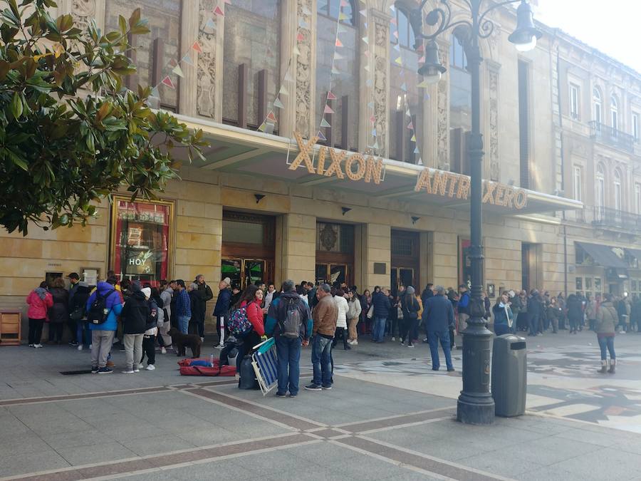 Cientos de personas esperaban esta mañana a la entrada del teatro para adquirir pases que les asegure una butaca en el teatro este fin de semana